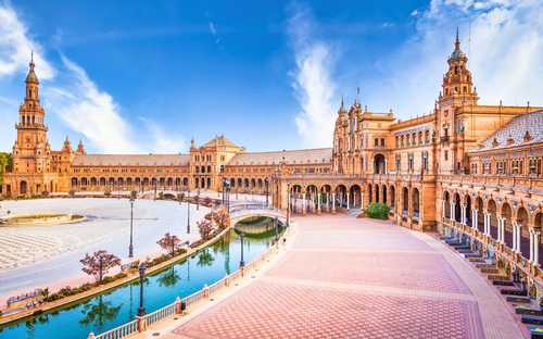 Sevilla Stadtrundfahrt Open-Top-Bus an der Plaza de España in Sevilla