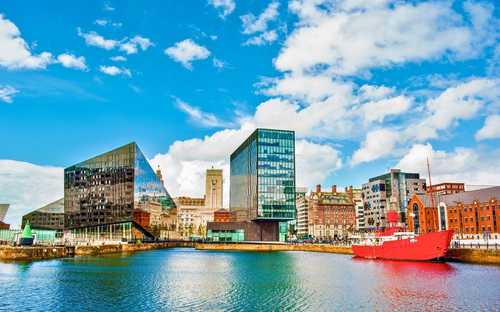 Liverpool Stadtrundfahrt Open-Top-Sightseeing-Bus an den Docks von Liverpool