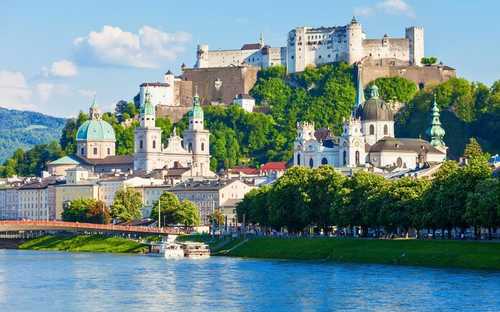 Salzburg Stadtrundfahrt Open-Top-Sightseeing-Bus an der Festung in Salzburg
