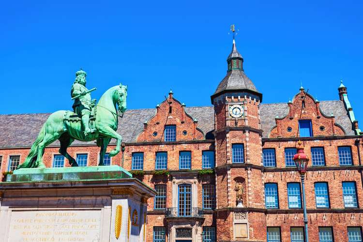 Meilleurs tours en bus touristiques à Düsseldorf – Billets flexibles, itinéraires multiples et attractions immanquables de Düsseldorf en 2025 Meilleurs tours en bus touristiques à Düsseldorf, Allemagne – Points d'intérêt populaires, trésors cachés et vues panoramiques de Düsseldorf en 2025