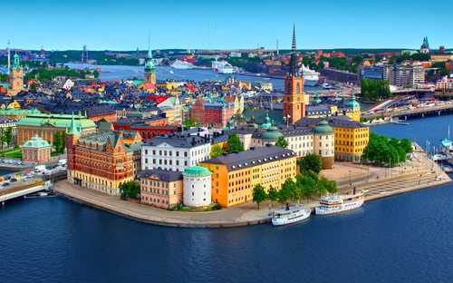 Stockholm Hop-On-Hop-Off-Bus Open-Top-Sightseeing-Bus in Gamla Stan in Stockholm